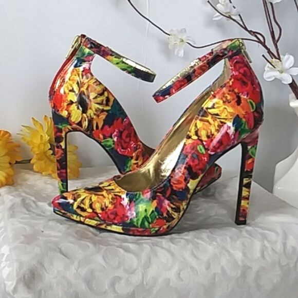 When Your Shoes POP! Vibrant Strap Stiletto Heels Metallic Gold Size 7 - Picture 3 of 14